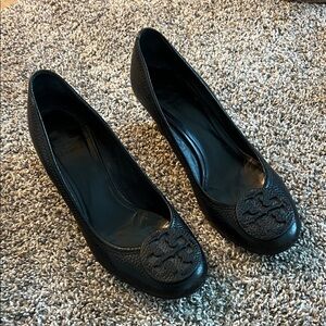 Tory Burch Black Pebbled Leather Logo Round-Toe Flats